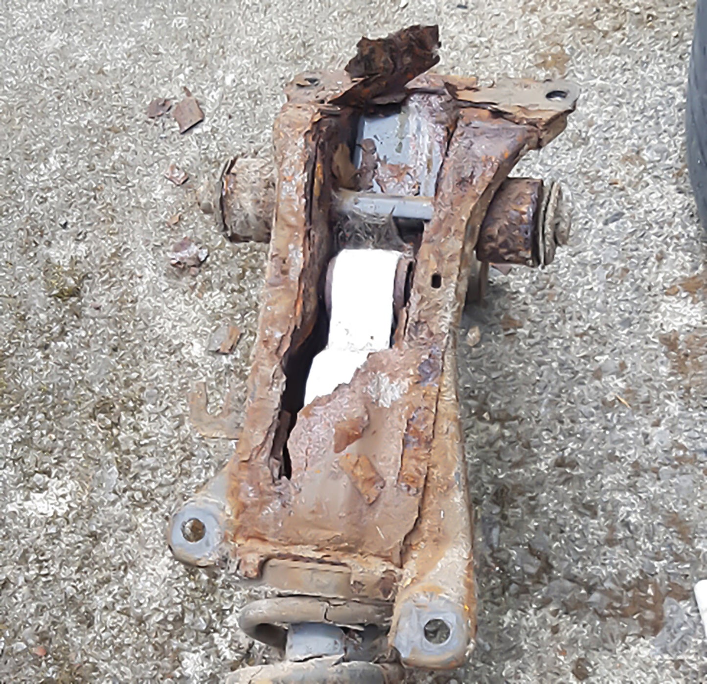 AUDI STRUT MOUNT BRACKETS A4 B4/B5